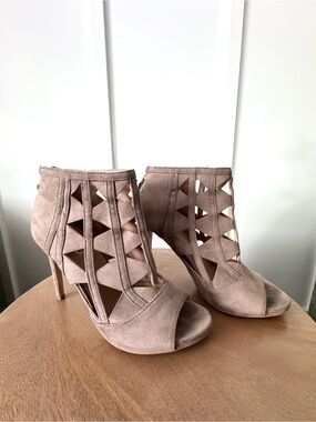 XOXO TAUPE FAUX SUEDE CAGE STILETTO HEELS WOMEN’S SIZE 7.5